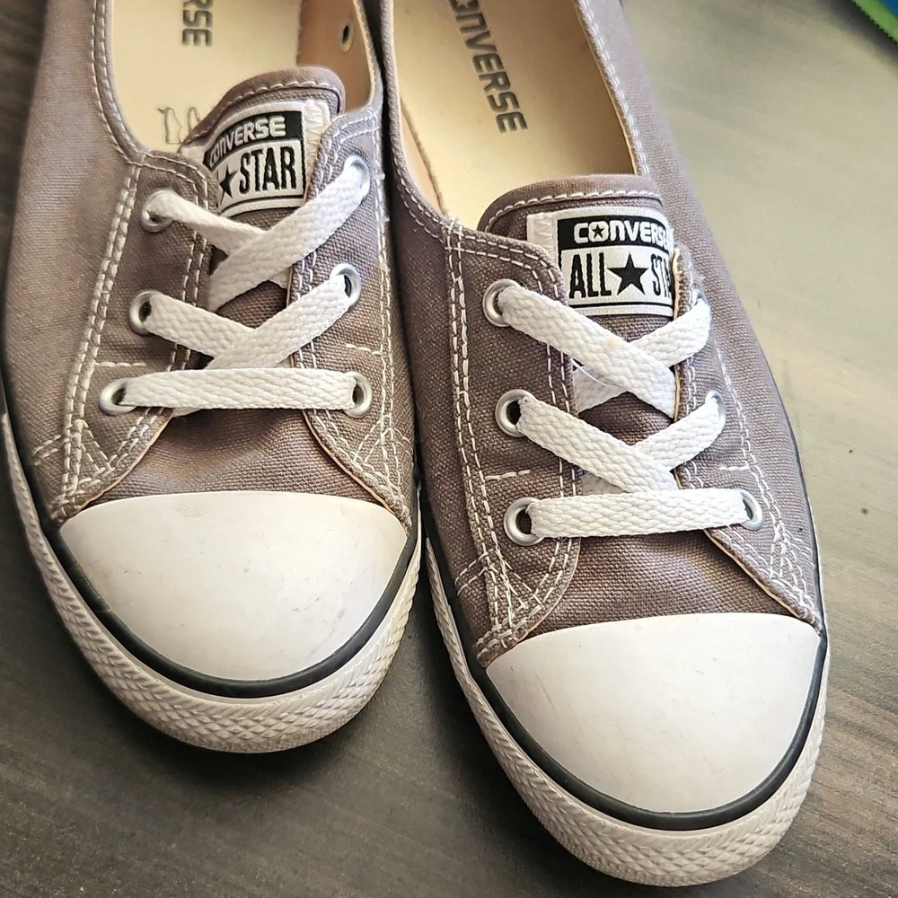 Size 9 Clean Converse! - Picture 3 of 6